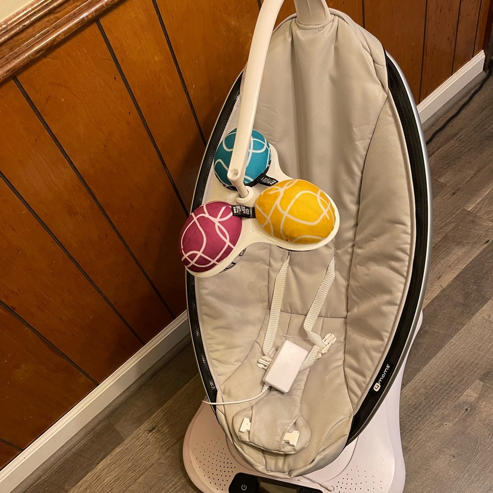 Barely used 4moms Mamaroo infant swing